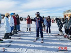 乌鲁木齐迎首个“雪假” 冰雪