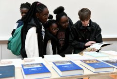 东西问丨蕾拉·斯利玛尼：与译